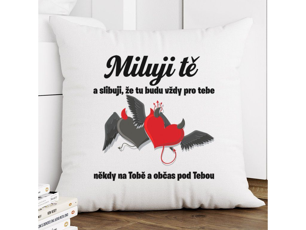 Černý dekorační polštář Miluji tě s ďábelským srdcem